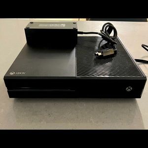 Xbox one w 1 TB hard drive, 2 rechargeable controllers, and controller charger